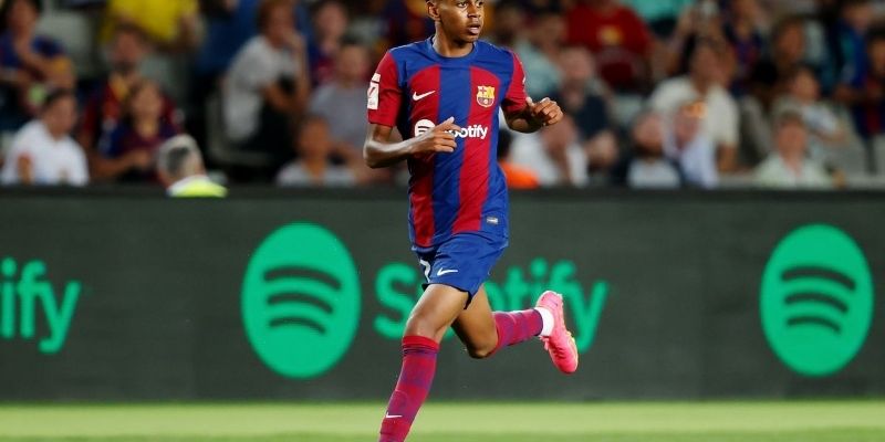 Mối quan hệ giữa chàng cầu thủ và HLV Xavi tại Barcelona